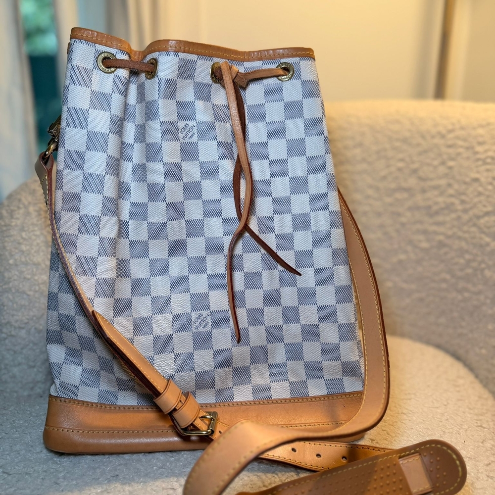 βΌοΈSaleβΌοΈLouis Vuitton Blue and Tan Damier Azur Drawstring Crossbody Bag